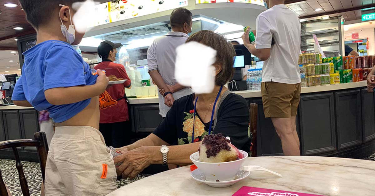 NETIZENS TRIGGERED AFTER A WOMAN ALLOWED CHILD TO URINATE IN FOOD COURT