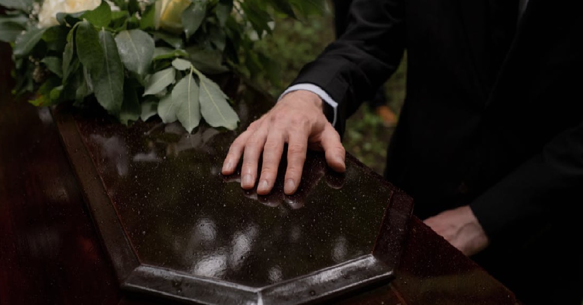 GUY “ACCIDENTALLY” JOKED ABOUT FRIEND’S DEAD FATHER IN FRONT OF HIM