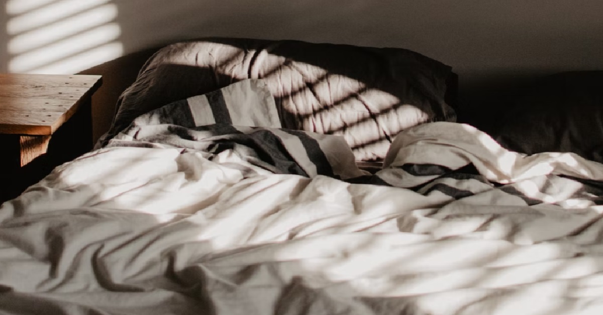 26 Y.O GUY ASKS IS IT NORMAL TO SLEEP WITH HIS MUM ON THE SAME BED