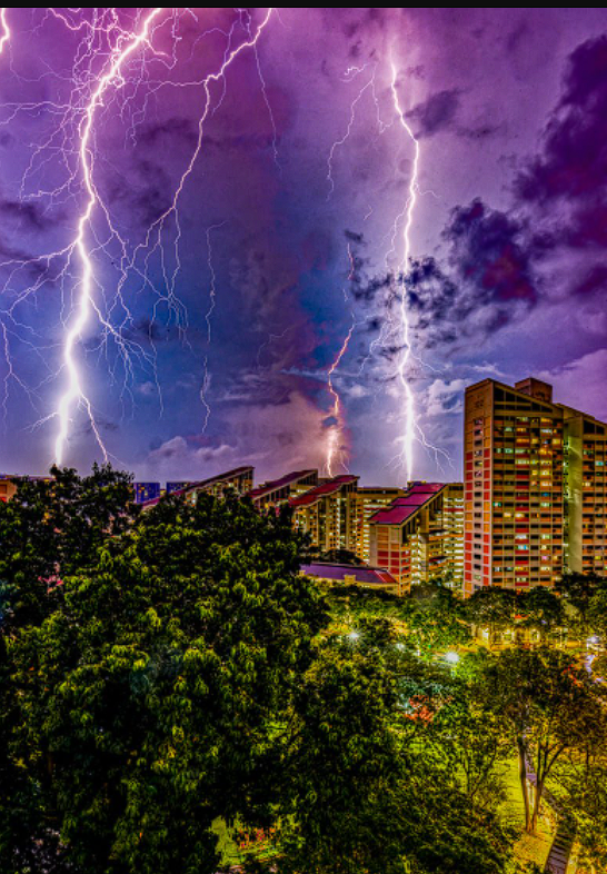 LIGHTNING PHOTO OF SINGAPORE SKIES GO VIRAL