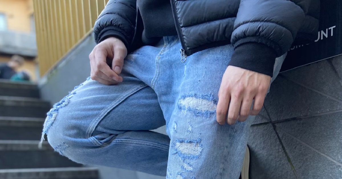 GUY HAS BEEN LYING ABOUT HIS “LITTLE BROTHER” SIZE FOR YEARS
