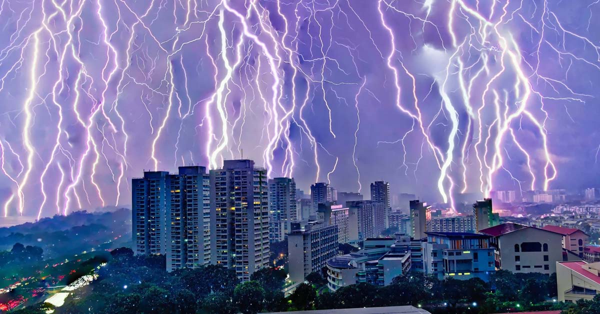 LIGHTNING PHOTO OF SINGAPORE SKIES GO VIRAL