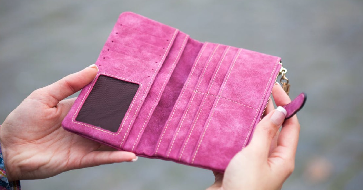 MAN SICK OF HER FEMALE FRIENDS WHO PRETEND TO BE POOR TO GET FREE MEALS