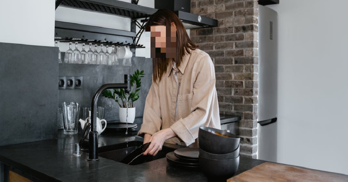 WOMAN SUPPOSED TO BE HOUSEWIFE FOR “A WHILE”, THEN 20 YEARS PASSED