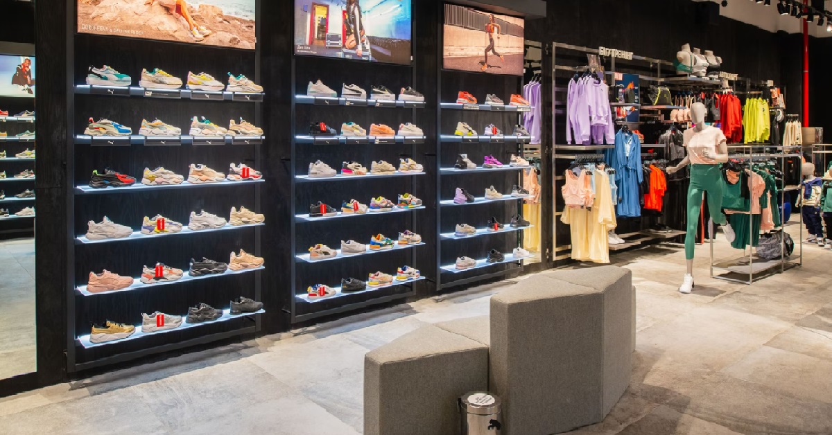 GIRL KENA SCOLDED BY CUSTOMER AT SHOP, BUT SHE DOESN’T WORK THERE