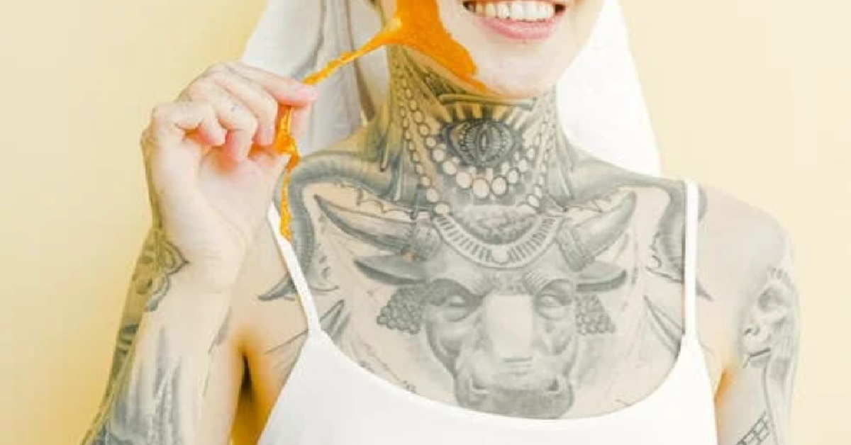 GIRL TOLD BY OLD MAN THAT SHE “RUINED HERSELF WITH HER TATTOOS”
