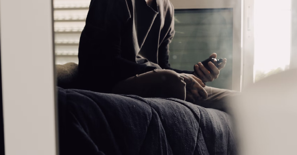 GUY’S DRUNK FEMALE FRIEND TOUCHED HIS KUKUBIRD, ASKS WHAT CAN HE DO AS A GUY