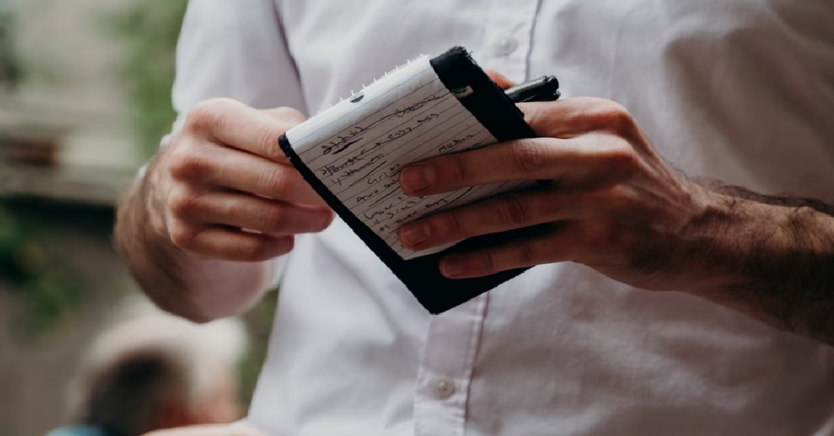 WOMAN IGNORED BY WAITER AT RESTAURANT, WHO ONLY TALKED TO HER BF