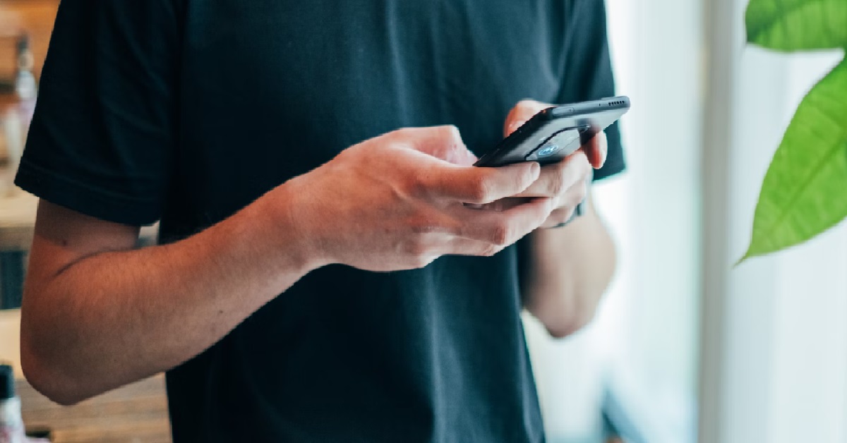 GIRL FOUND OUT BF HAS BEEN TALKING TO FEMALE FRIEND ABOUT “NAUGHTY” STUFF