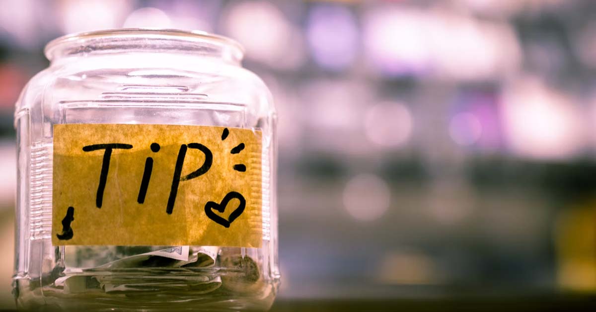 SON CALLS MOTHER ‘KAREN’ AFTER SHE DEMANDS TO GET REFUND FOR TIPS