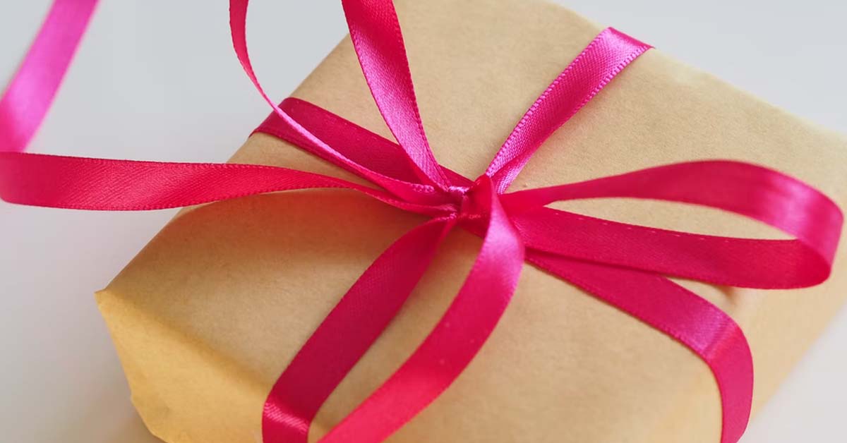 BF BUYS GIFT FOR FEMALE FRIEND BUT FORGOT ABOUT GF’S ANNIVERSARY