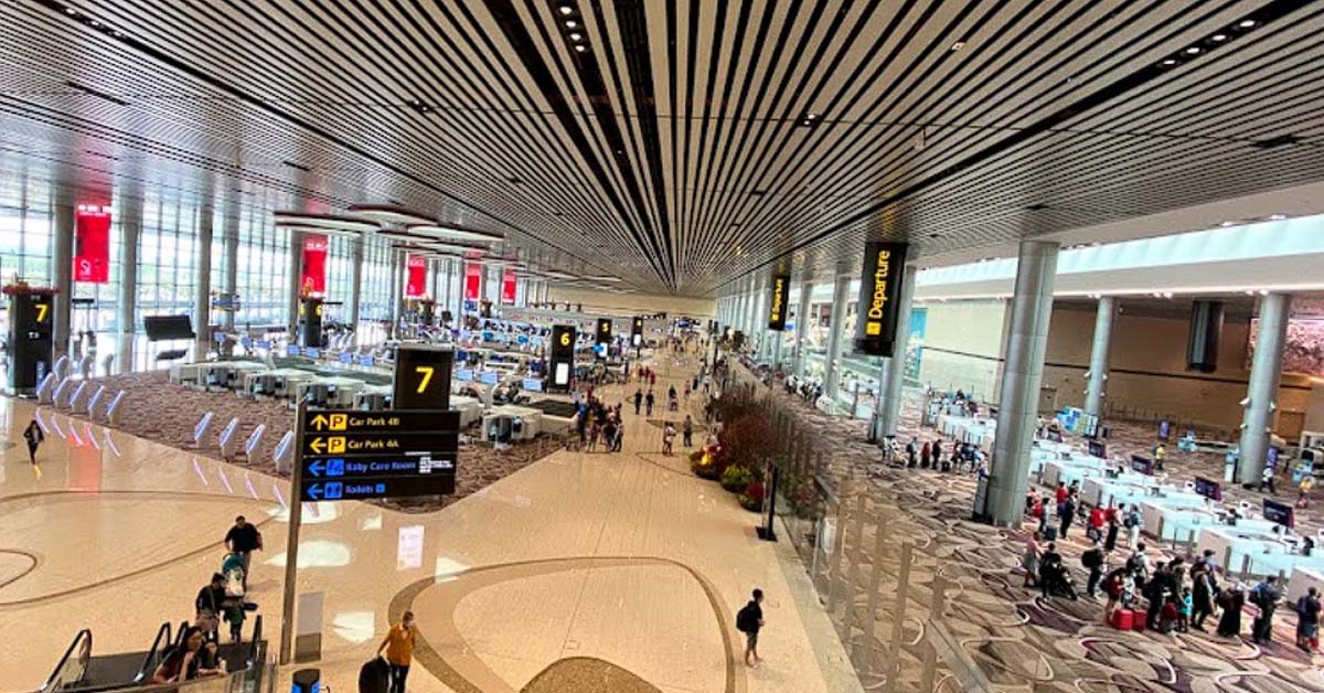 MAN CAUGHT BY WIFE’S FRIEND AT AIRPORT KISSING ANOTHER WOMAN