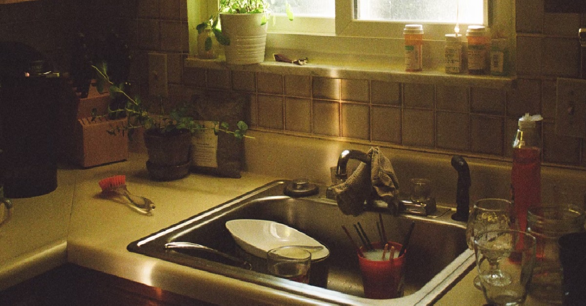 WIFE THINKS SHE FAILED HER HUSBAND BECAUSE SHE NEVER DO HOUSEWORK OR CLEAN