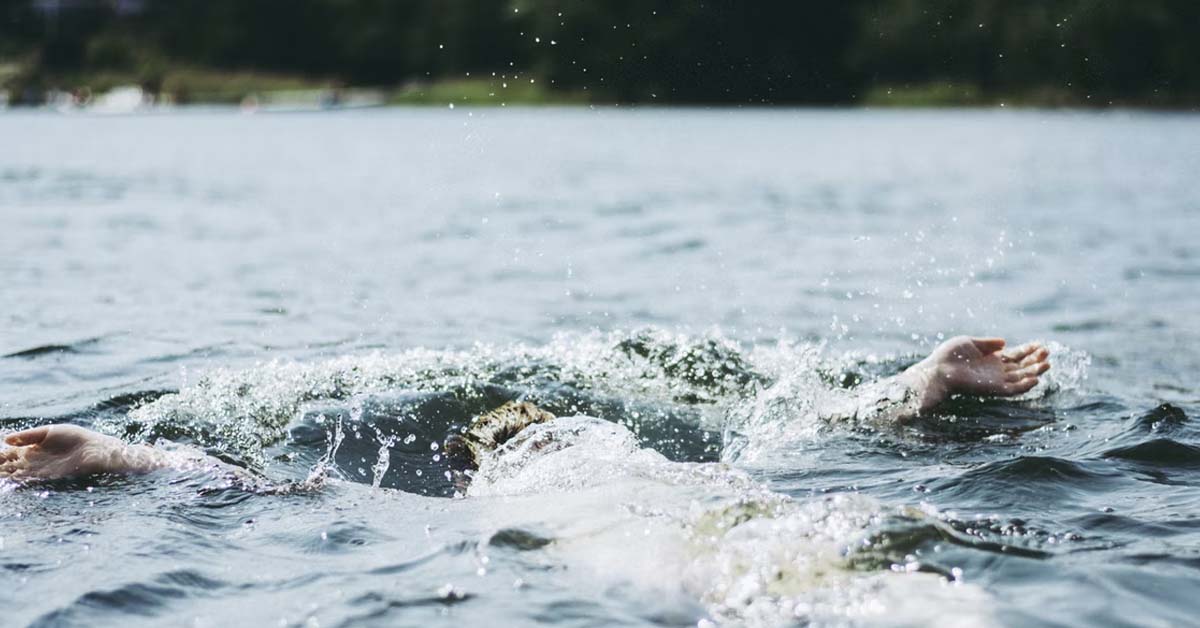 MAN DREAM HE IS DROWNING TURNS OUT HIS DRUNK FRIEND WAS PEEING ON HIM