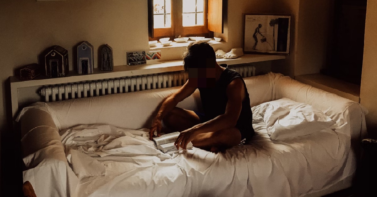 GUY’S “BLUR” GIRLFRIEND FOLLOWS SENIOR INTO HIS ROOM TO “TALK”