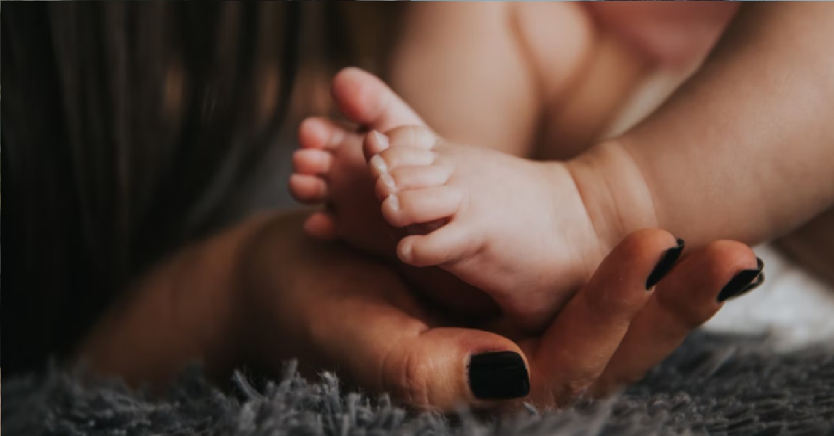 WOMAN REGRETS HAVING A CHILD, SEES MOTHERHOOD AS A PUNISHMENT