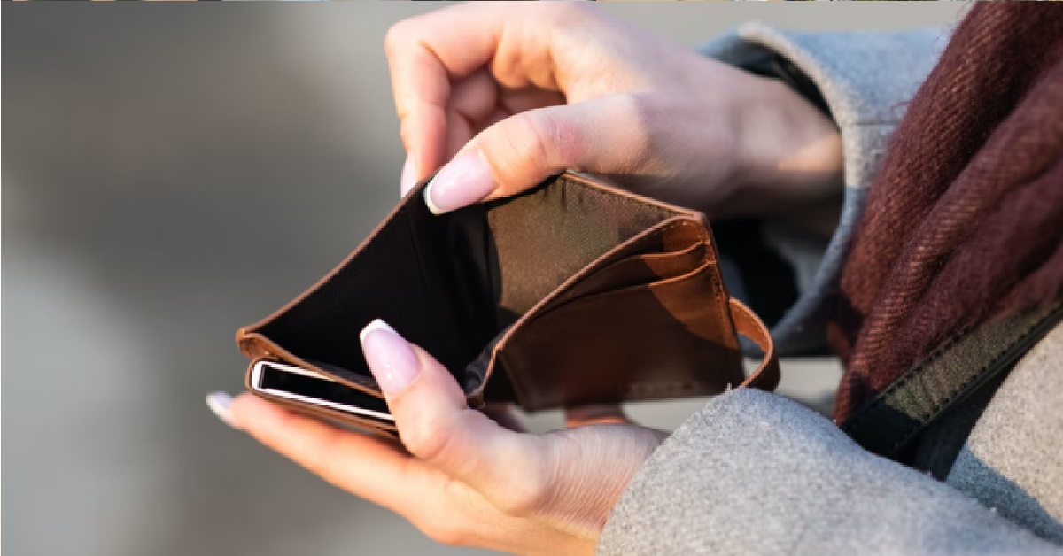 MAN WANTS TO ESCAPE FROM PARENTS WHO PRESSURE HIM TO GET A JOB & PAY ALLOWANCE