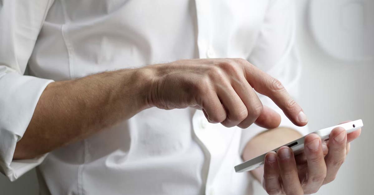 MAN TRAUMATISED BECAUSE BOSS KEEPS MESSAGING HIM ABOUT WORK ON HIS OFF DAYS