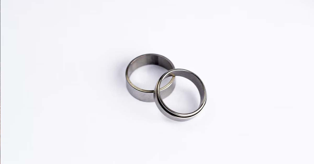 MAN LOSES ENGAGEMENT RING 1 MONTH BEFORE WEDDING