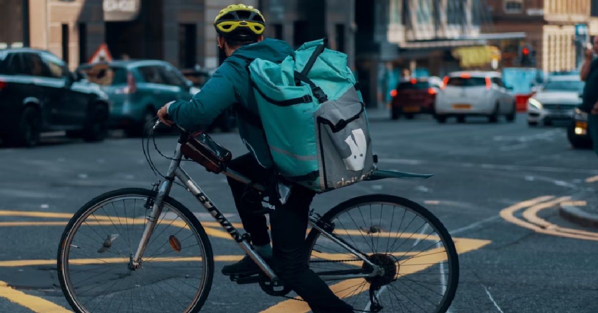 DELIVEROO RIDER ALLEGEDLY THREW AWAY FOOD BECAUSE CUSTOMER NEVER ANSWER