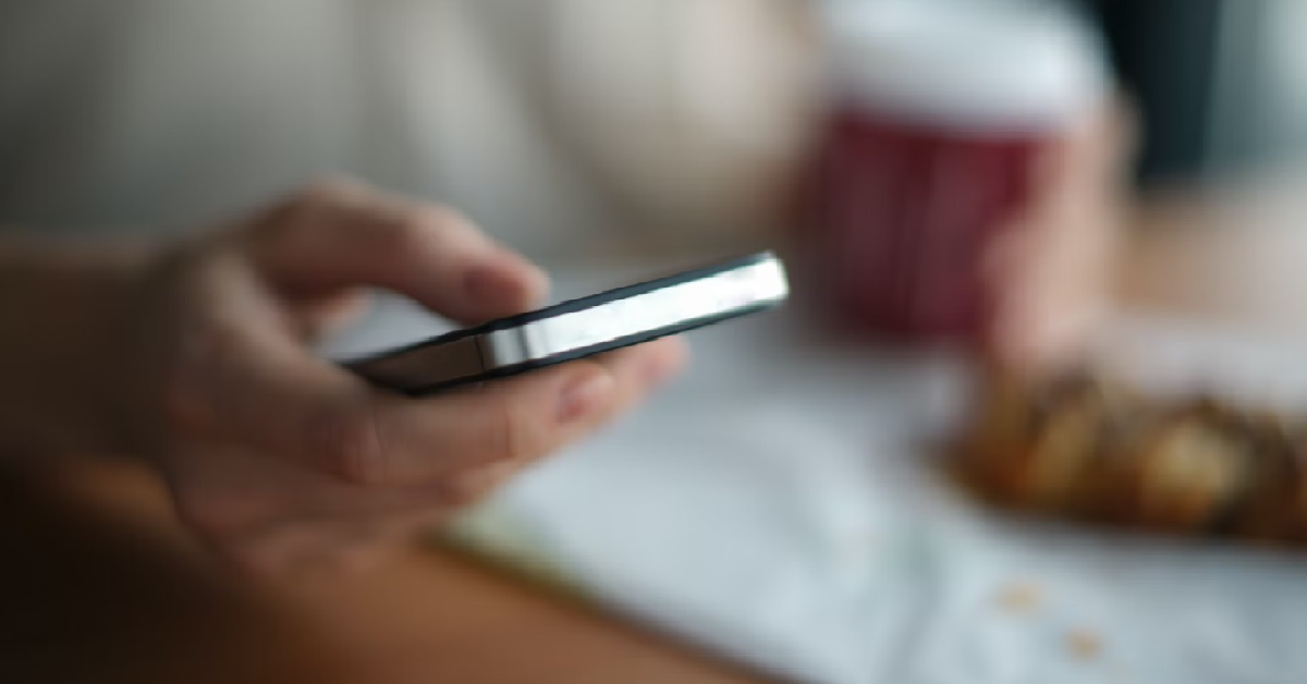 JOBLESS WIFE REFUSES TO WORK, DOES NOTHING BUT ARGUE ABOUT POLITICS ON FACEBOOK