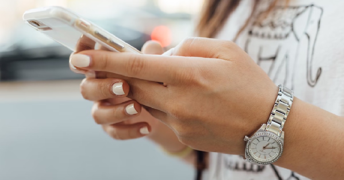 GIRL ANGRY AT BF FOR IGNORING HER, THEN REALIZES THAT HE’S SICK OF HER