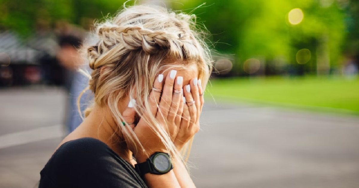 GIRL ASKS FOR ADVICE ON HOW TO COPE WITH BEING “UGLY”