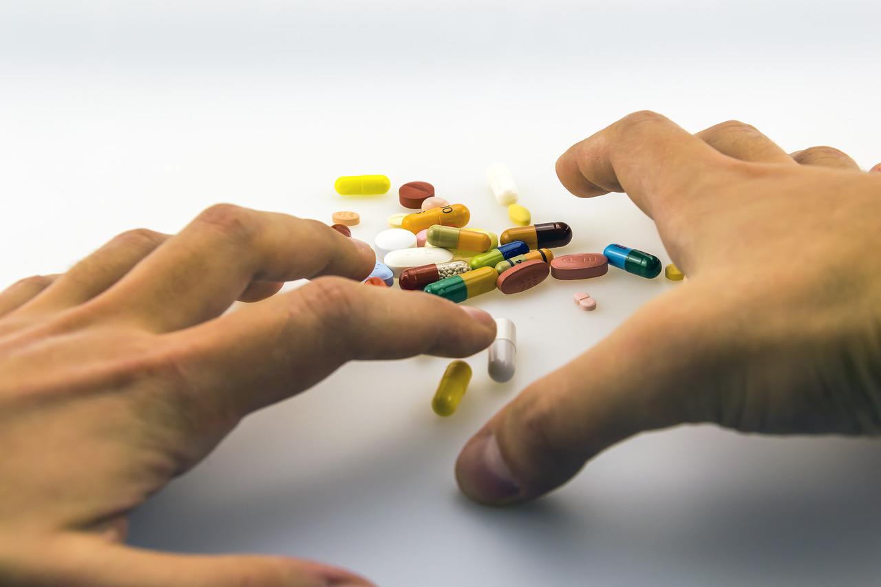 BF GIVES GF EXPIRED PAINKILLERS CAUSE HE NOT BOTHERED TO CHECK