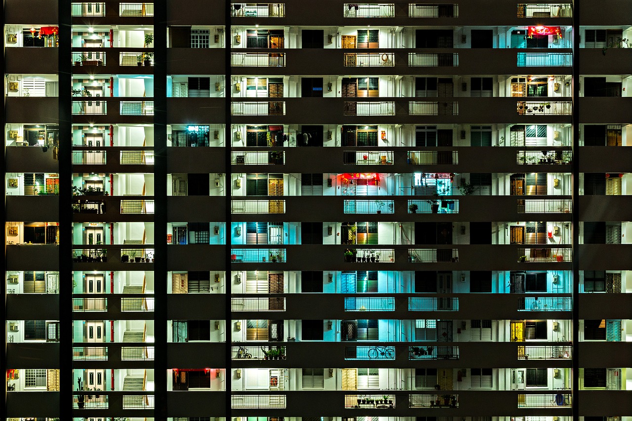 LOCAL MAN STRUGGLING BETWEEN BUYING HDB AND CONDOMINIUM