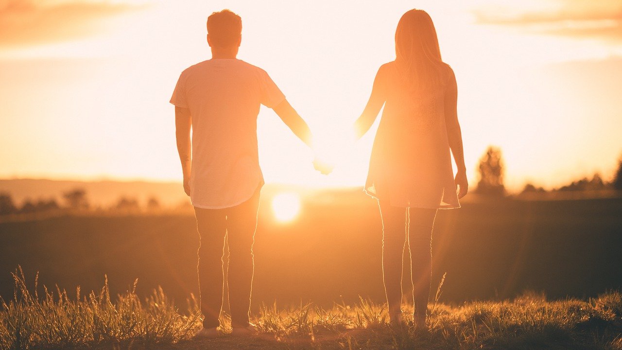 MAN LABELLED AS PREDATOR CAUSE HIS GIRLFRIEND LOOKS LIKE A CHILD