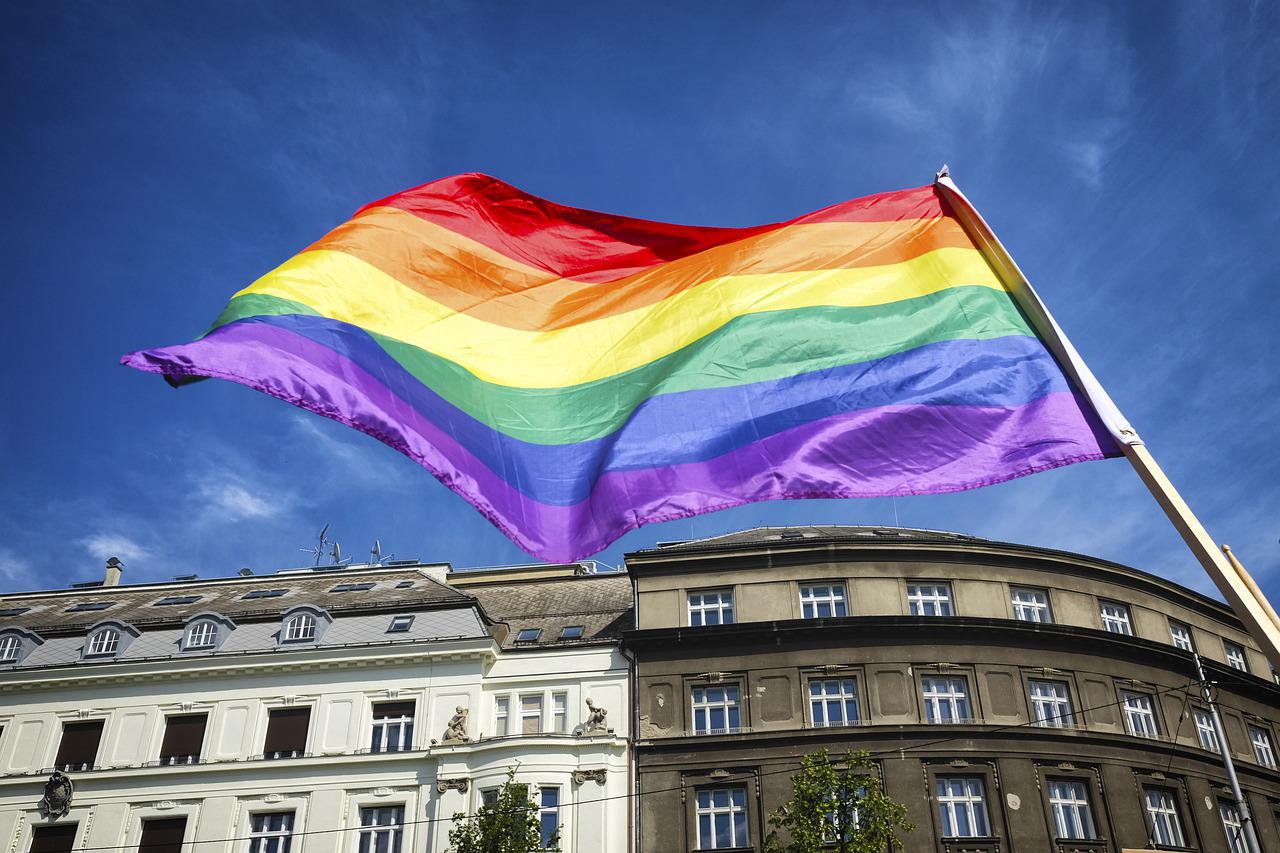 GUY SUDDENLY TURNS “NOT STRAIGHT” HAVE A HARD TIME TELLING GIRLS OFF