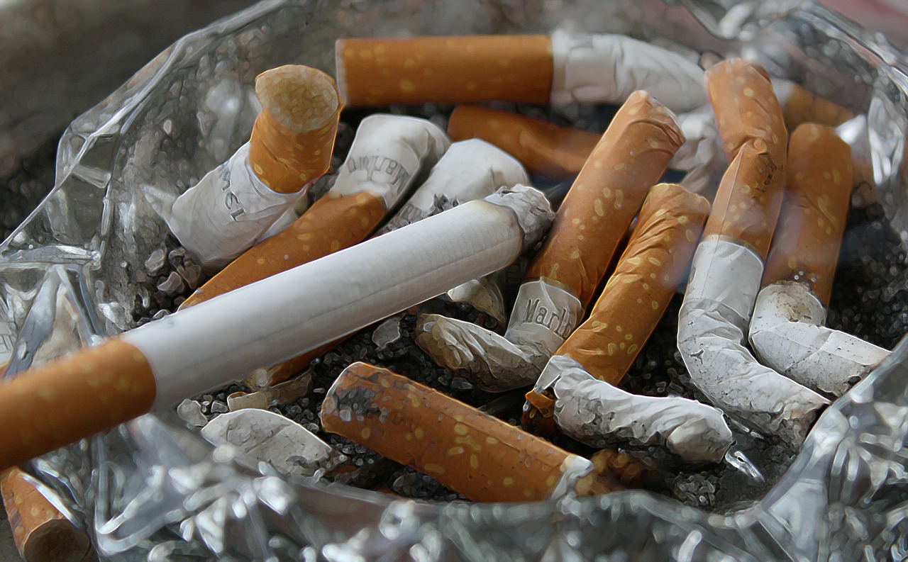 WOMAN TRIES TO STOP 14 Y.O SISTER FROM SMOKING BUT FAMILY DON’T CARE