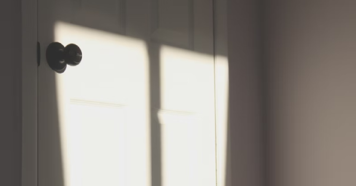 GIRL INVITES BF HOME, HEARS HER PARENTS PIAK-ING & MOANING INSIDE ROOM