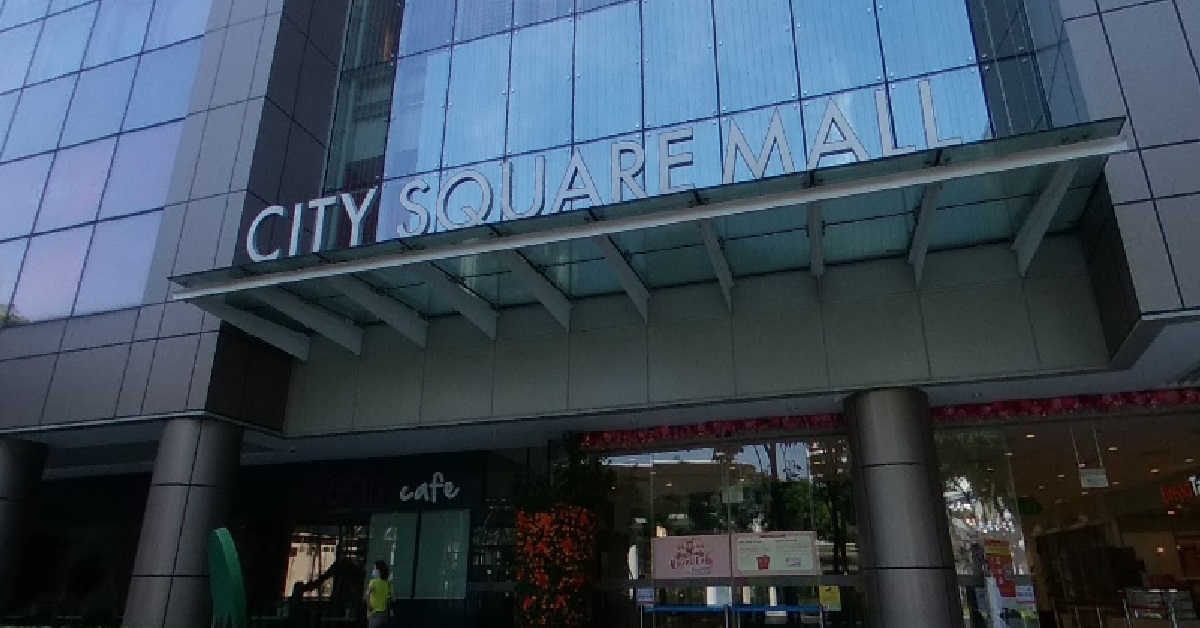 METAL STRIP FROM RAILING FALLS ONTO WOMAN ON ESCALATOR @ CITY SQUARE MALL