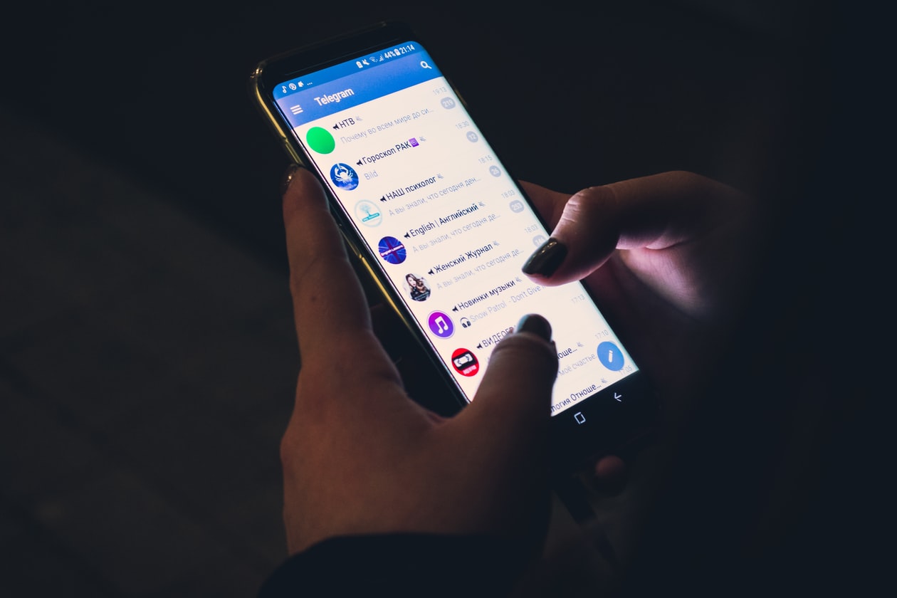 GF SENDS EXPLICIT PHOTOS OF HERSELF TO OTHER GUYS, BF IS NOT HAPPY