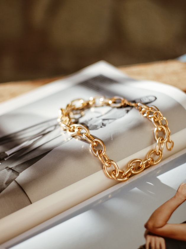 MAN SHOW OFF GOLD CHAINS TO COLLEAGUES, END UP ALL FAKE