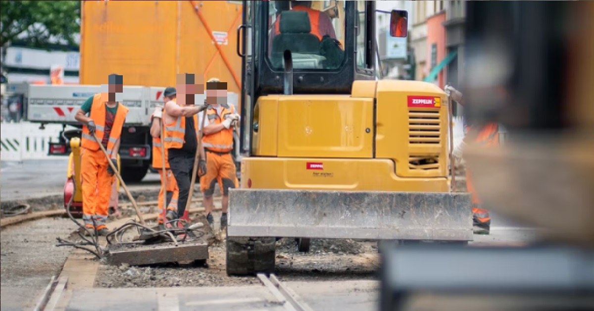 FOREIGNER ASKS “IS SG A DEVELOPED OR DEVELOPING COUNTRY”, ROAD WORKS EVERYWHERE