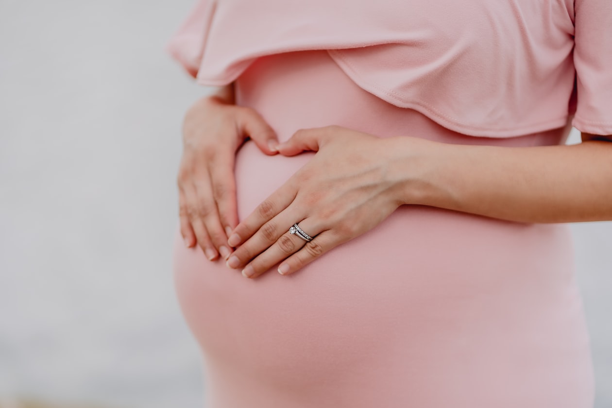 25 Y.O WOMAN GOT 4 KIDS AND PREGNANT, SIS CAUGHT HER IN MOM’S BED