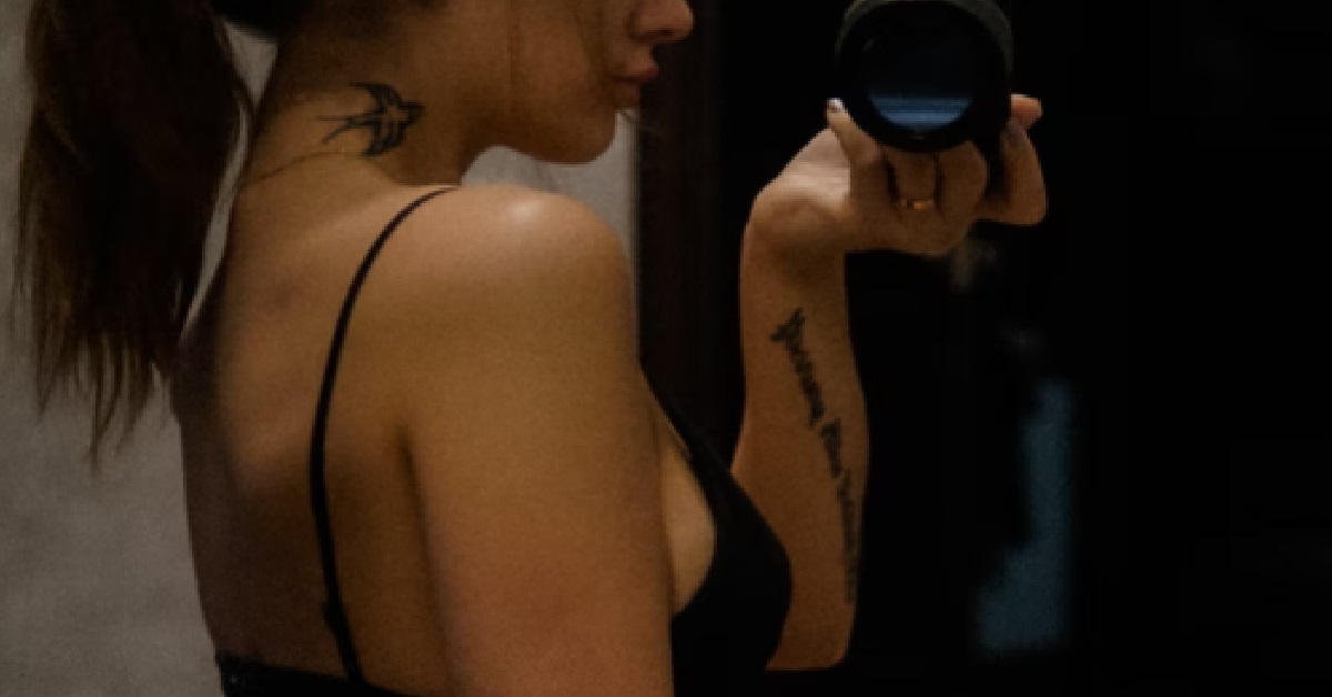 GIRL SENT UNDERWEAR SELFIE TO BF, STRESSED BECAUSE BF TOOK SCREENSHOT