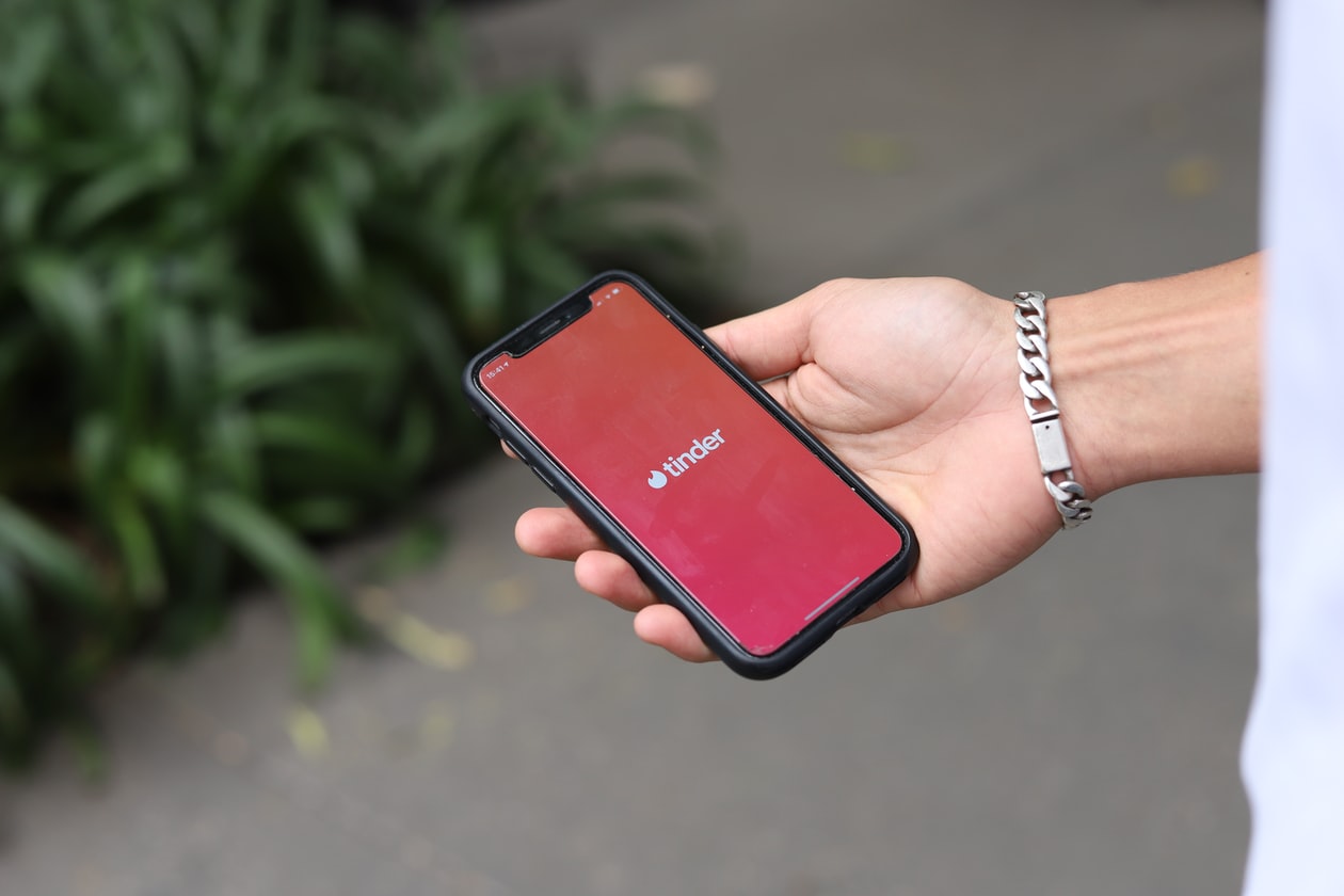 GIRL FINDS NEW GUY ON DATING APP, BUT WANTS TO TAKE EX BF BACK