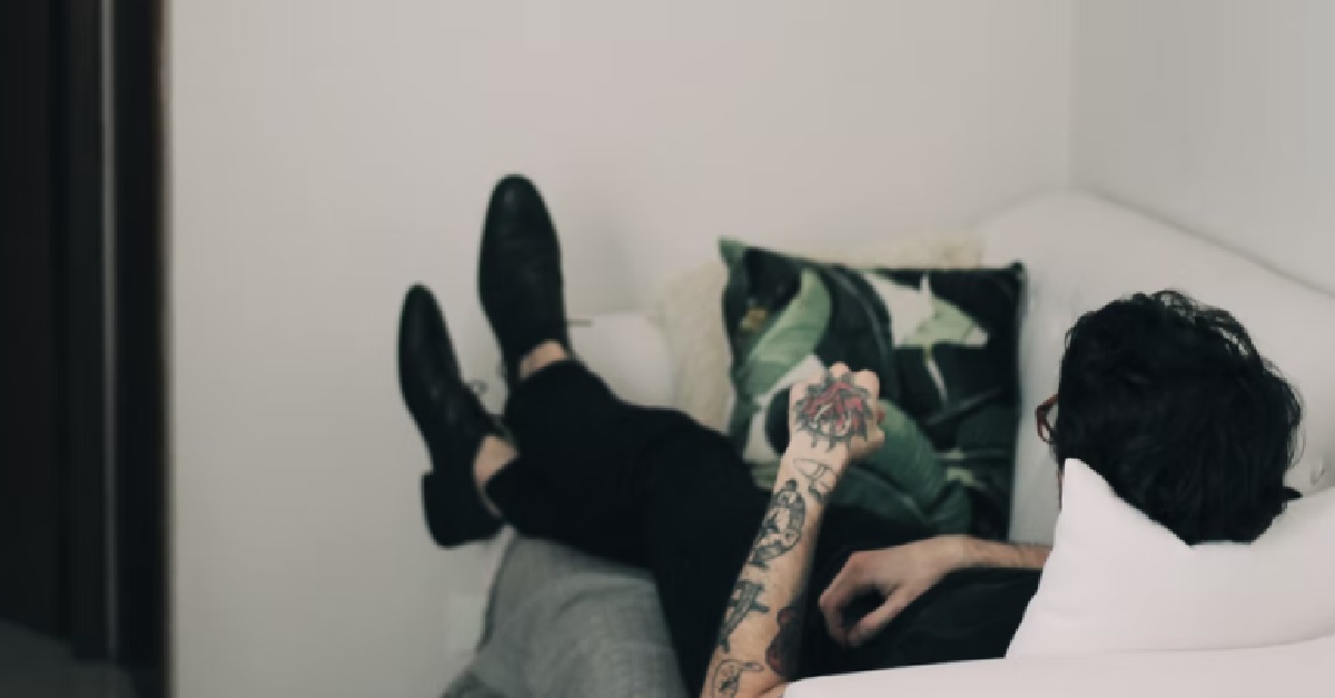 26 Y.O MAN JOBLESS FOR 6 YEARS, DEPENDS ON MUM FOR MONEY & TOO LAZY TO FIND A JOB