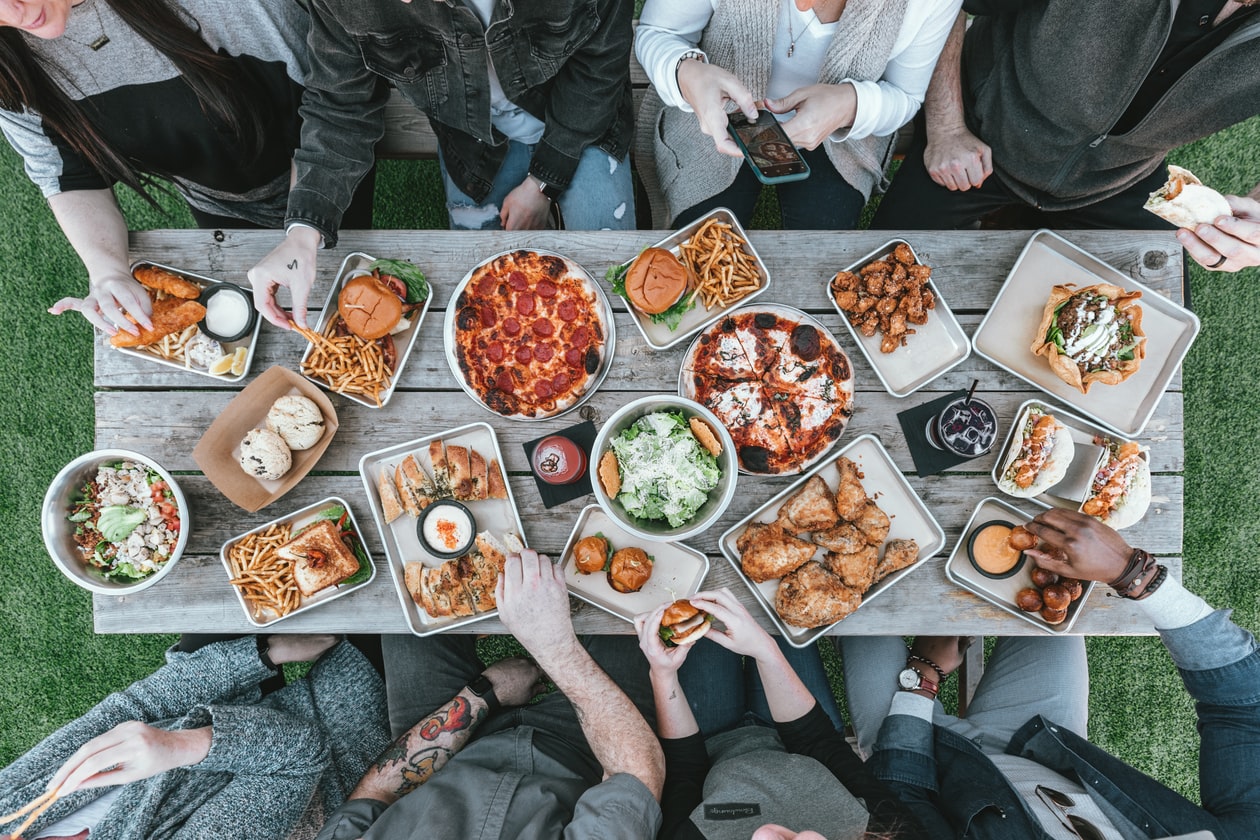 WOMAN INVITES FRIEND OVER FOR DINNER, BUT WANTS TO SPLIT THE GROCERY BILL
