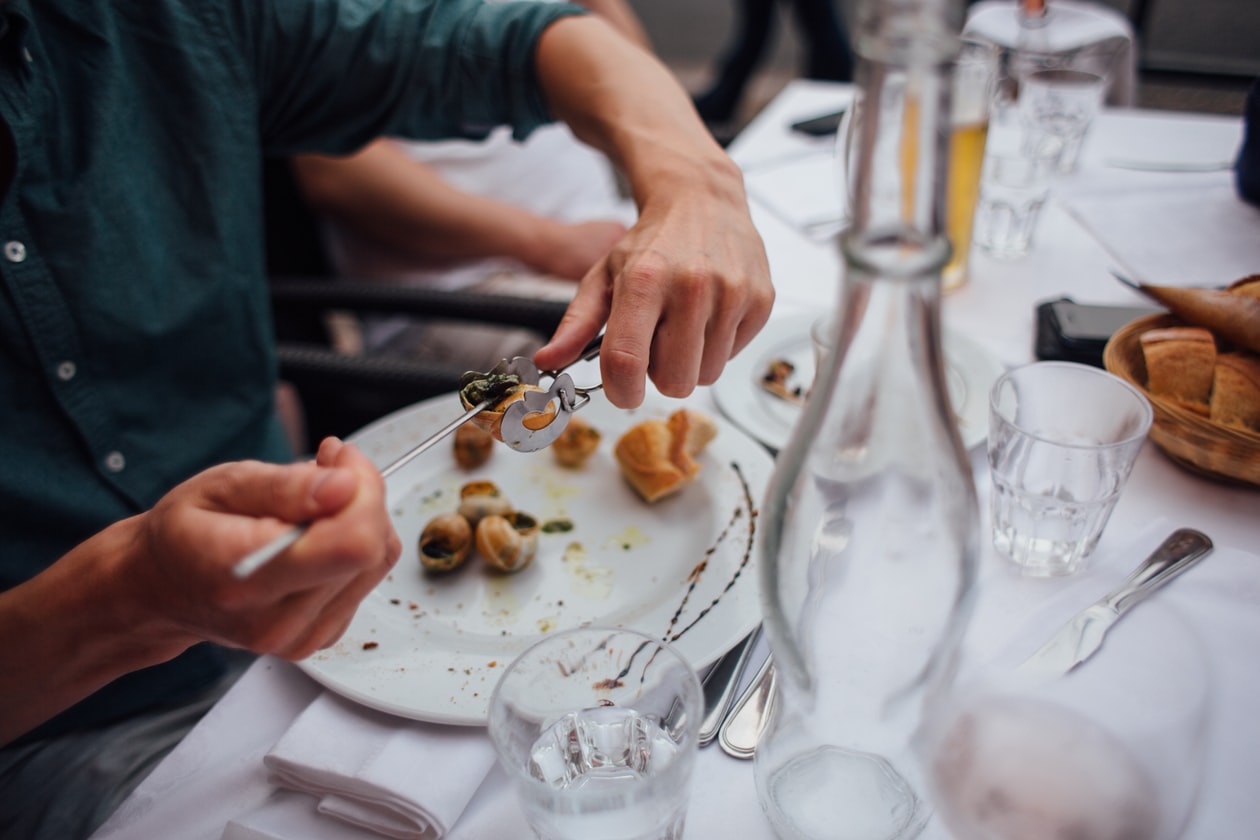 MAN SERVES FOOD WITH ALCOHOL TO NEIGHBOURS, TRIGGERS ARGUMENT