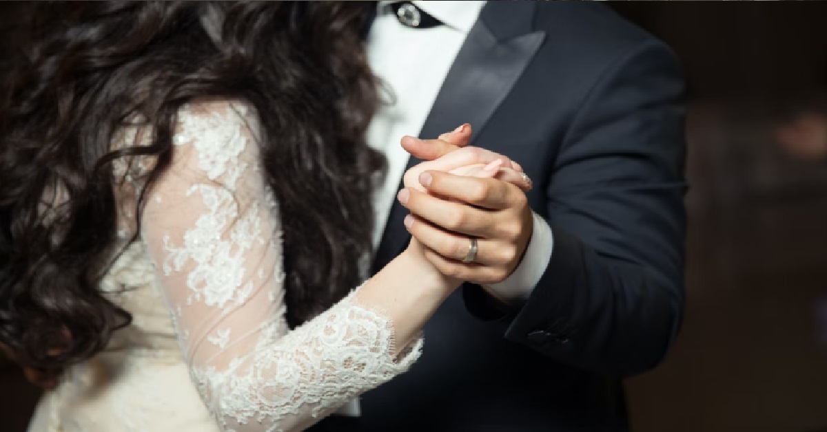 GF DEMANDS BF TO MARRY HER, MAN HAS TO PRETEND HE IS VERY POOR TO ESCAPE