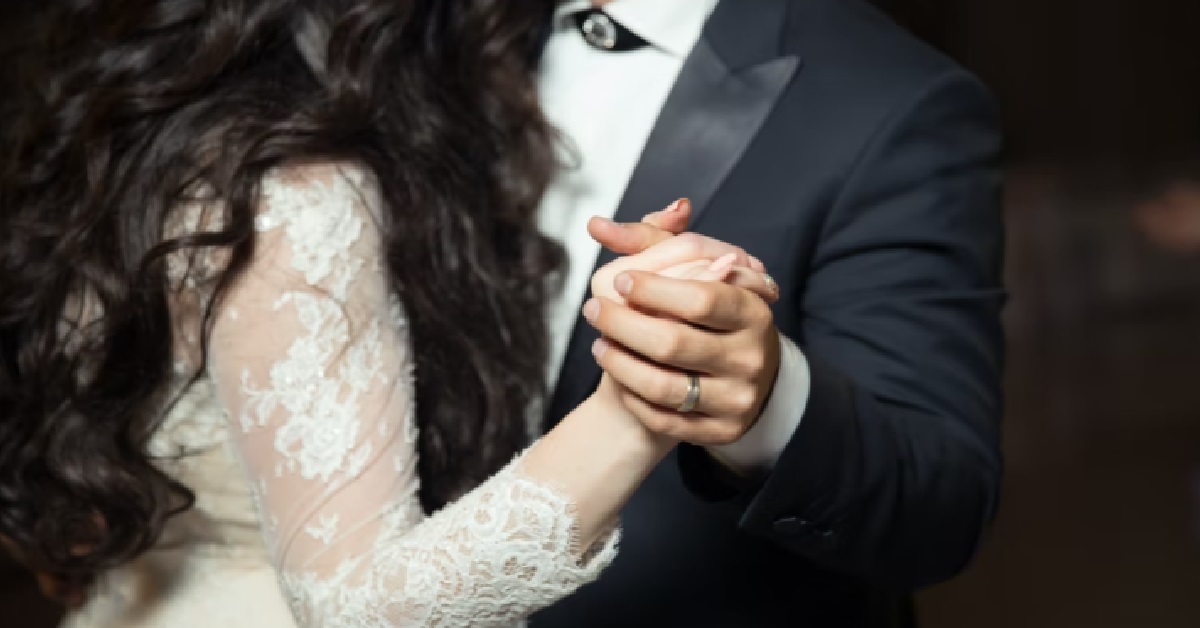 HUSBAND TELLS WIFE HE ONLY MARRIED HER BECAUSE HE FELT BAD DUMPING HER YEARS AGO
