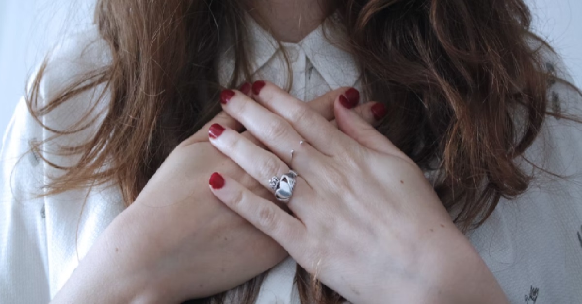 GIRL HATES HER SMALL NEHNEHPOK, SAYS SHE DOESN’T DESERVE TO BE LOVED