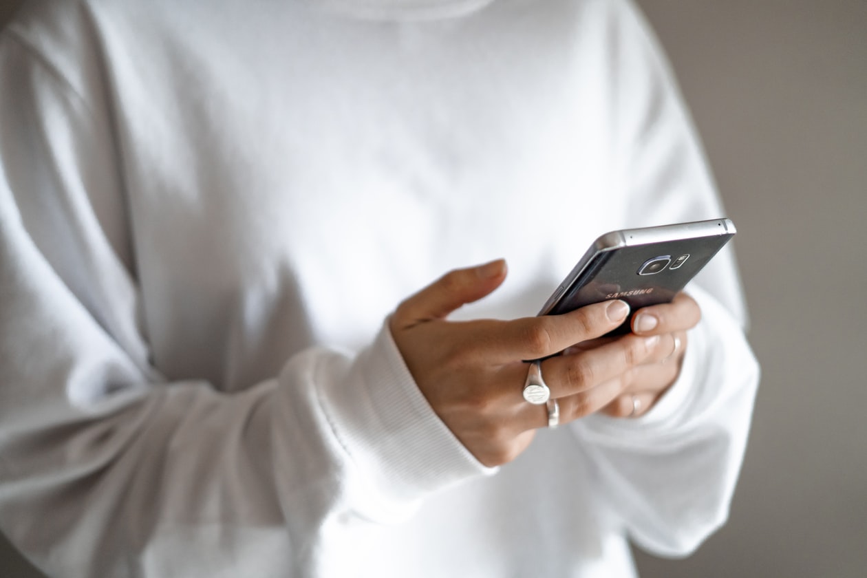 MARRIED MAN KEEP TEXTING FEMALE FRIEND BEHIND WIFE’S BACK
