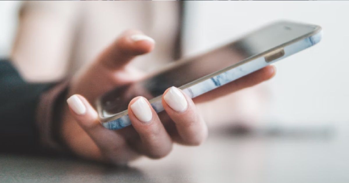 GUY CAUGHT HIS GF SECRETLY SWIPING ON DATING APPS, FRIEND FOUND HER PROFILE THERE