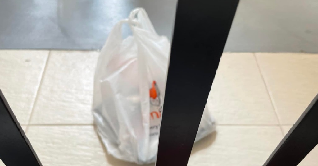 “PLATINUM GRAB MEMBER” NOT HAPPY HER FOOD DELIVERY WAS LEFT ON THE FLOOR