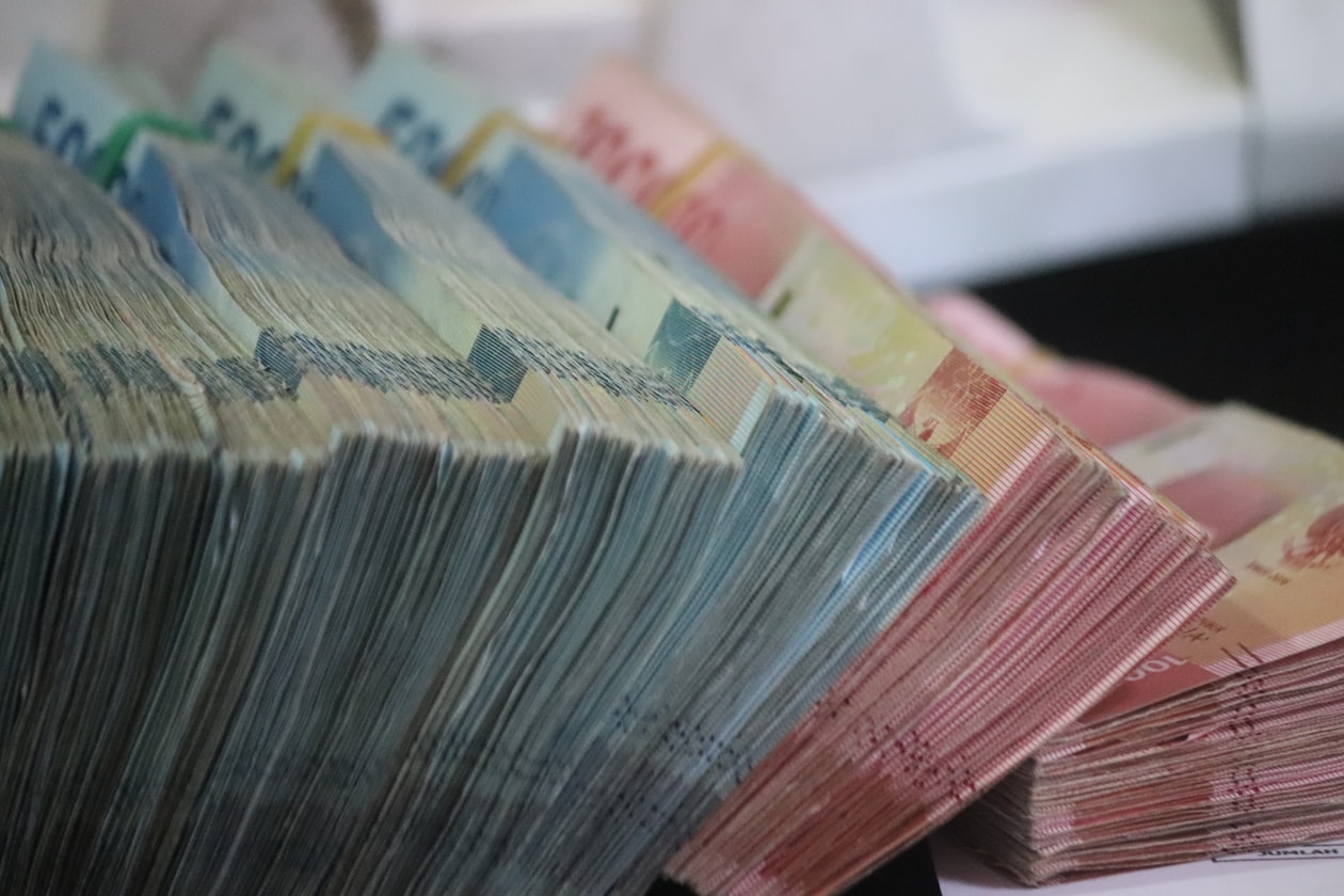 WOMAN WARN HER BEST FRIEND THAT HER “RICH MAN SON” BF IS JUST TOYING WITH HER